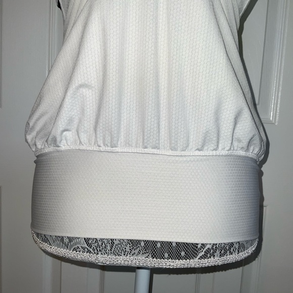 Lululemon workout top with built in bra size 4 - Picture 2 of 5